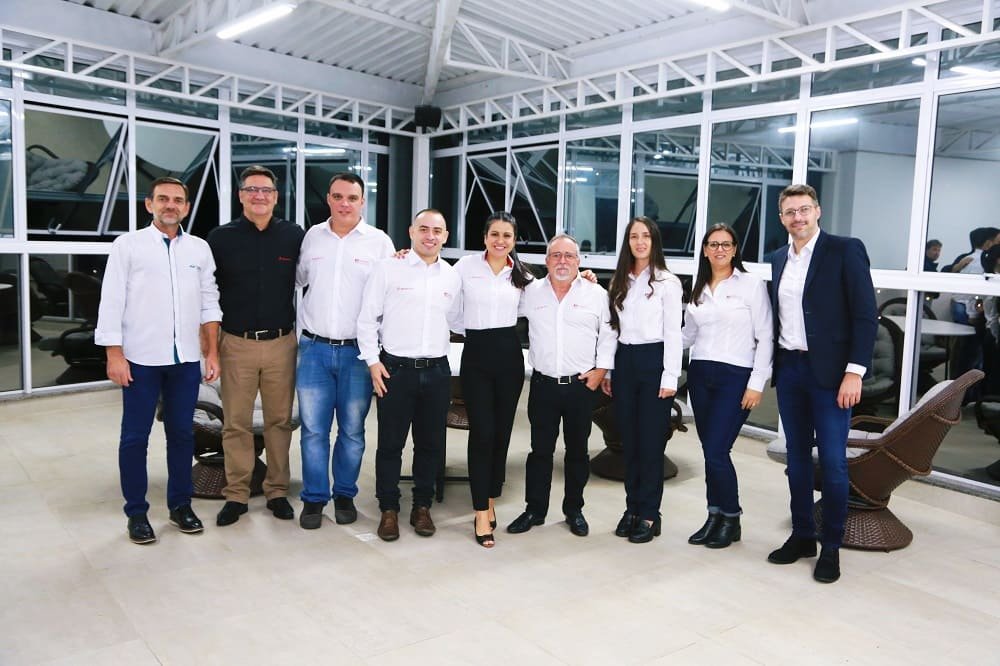 A imagem apresenta colaboradores da MechWorks e convidados durante a inauguração do escritório da MechWorks em Rio do Sul.
