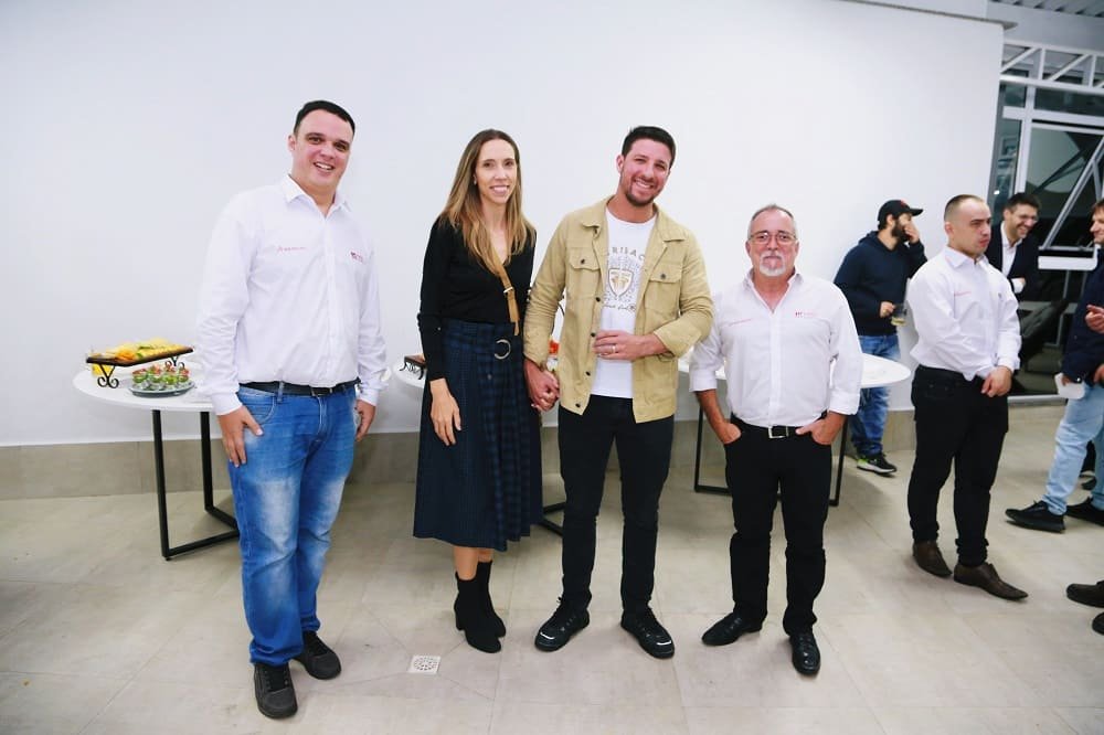 A imagem apresenta colaboradores da MechWorks e convidados durante a inauguração do escritório da MechWorks em Rio do Sul.