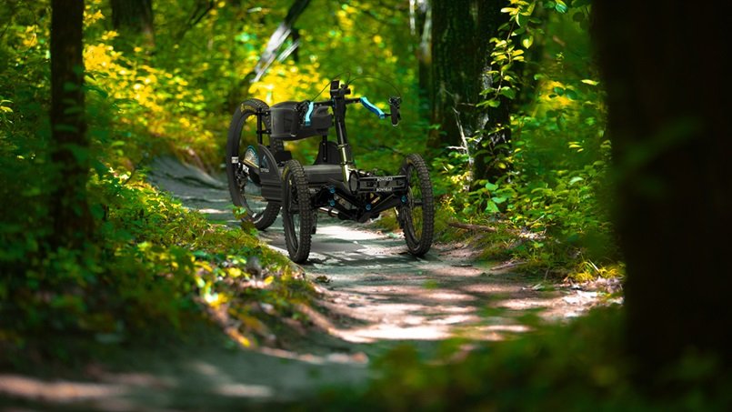 A imagem apresenta a bicicleta "BowHead", produzida no software SOLIDWORKS CAD 3D, de forma realista. A bicicleta aparece em uma floresta.