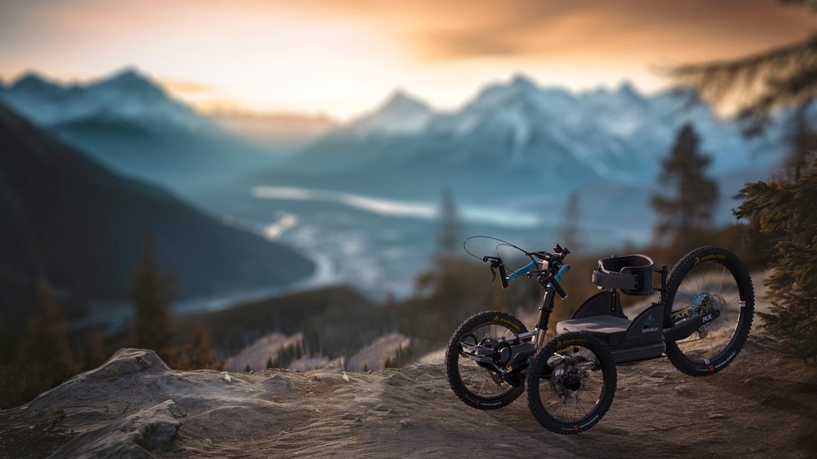 A imagem apresenta a bicicleta "BowHead", produzida no software SOLIDWORKS CAD 3D, de forma realista. A bicicleta aparece em um ambiente de floresta com um por do sol ao fundo.