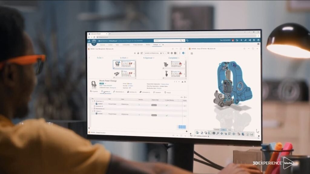 A imagem apresenta, em foco, uma tela de computador, centralizada na imagem. Nela, está aberta a Plataforma 3DEXPERIENCE, com um projeto CAD em execução. Há uma pessoa de frente para esta tela, mas apenas conseguimos ver uma parte de sua silhueta, ao lado esquerdo da imagem.