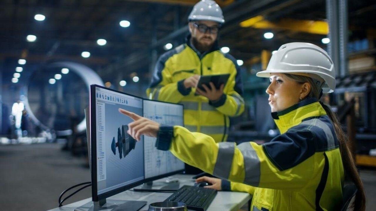 Engenheiros utilizando SOLIDWORKS Simulation para análise de projetos na indústria metalmecânica